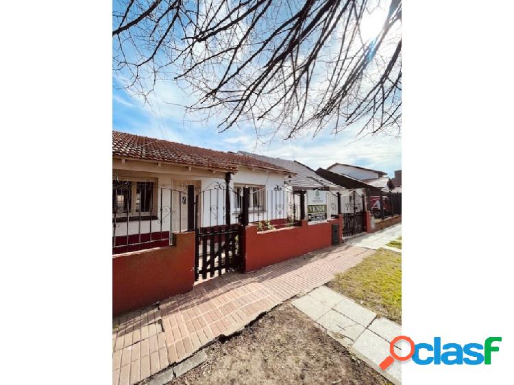 VENTA CASA SOBRE LOTE PROPIO DE 3 AMB. C/ PARQUE Y GARAGE.