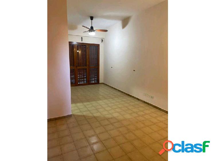 Vendo excelente departamento A pasos de la peatonal tres