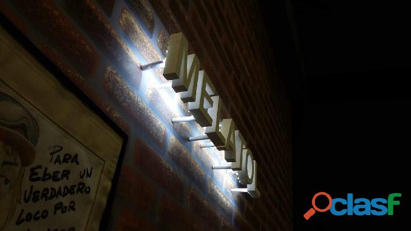 Letras iluminadas mediante led en blanco