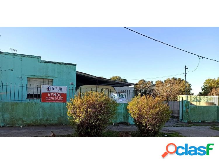 Se vende INMENSO lote de 15 x 89 con vivienda a reciclar.