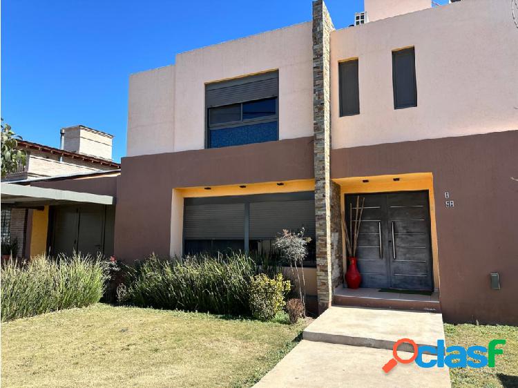 Se vende casa con pileta en Altos de Villa Catalina