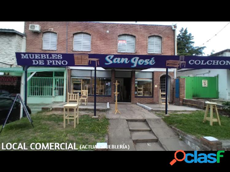 En venta. Local, más depósito y departamento. Sobre Av.