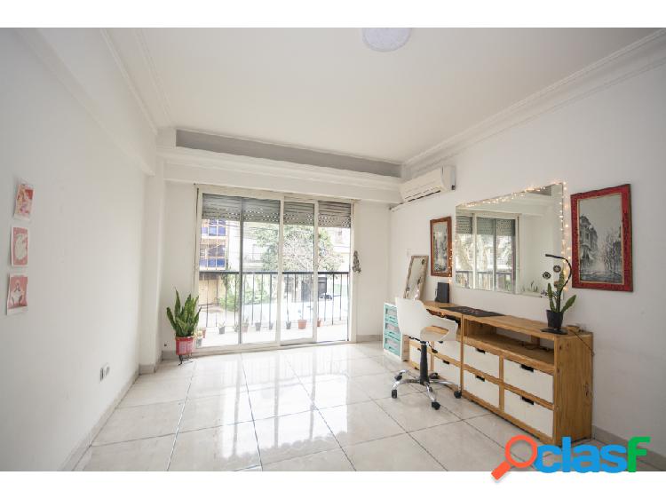 Venta dpto 5 amb con balcón, patio, cochera en Flores