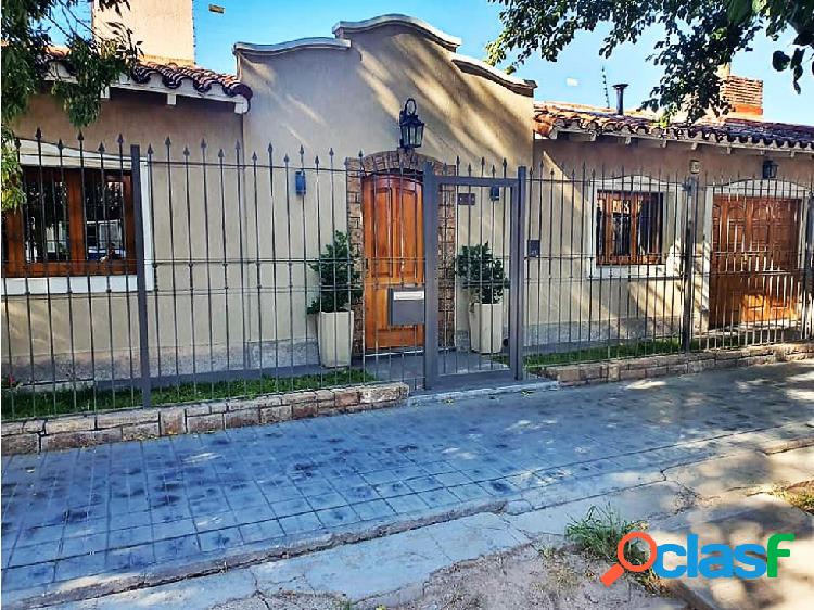 VENDE EXCELENTE CASA - CALLE CIPOLLETTI- DORREGO-GLLEN.